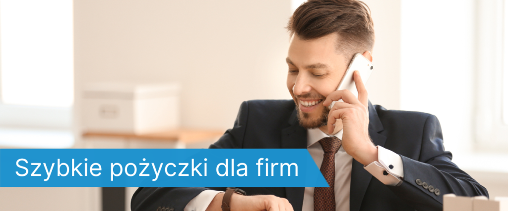 Mężczyzna w garniturze rozmawiający przez telefon, siedzący przy biurku w jasnym biurze