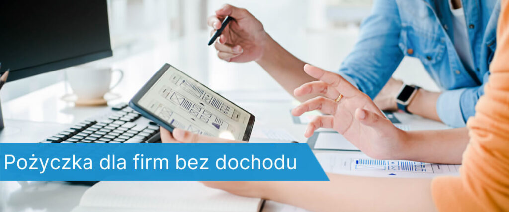 Dwie osoby omawiają wykresy na tablecie i dokumentach finansowych przy biurku